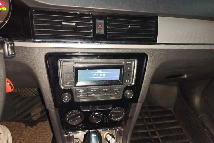 Used Volkswagen Bora 2013 1.6L Automatic Comfort Model Audio And AC Panel