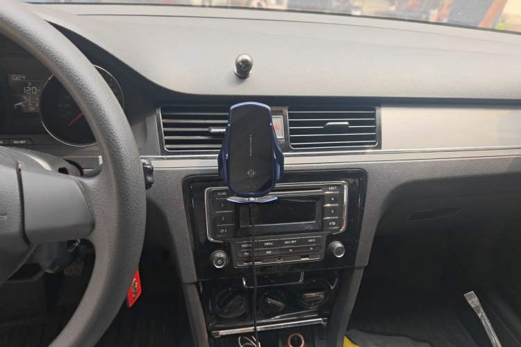 Used Volkswagen Bora 2013 1.6L Manual Fashion Edition Audio And AC Panel