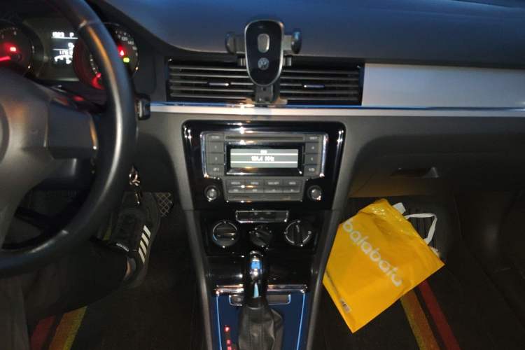 Used Volkswagen Bora 2013 1.6L Automatic Fashion Model Audio And AC Panel