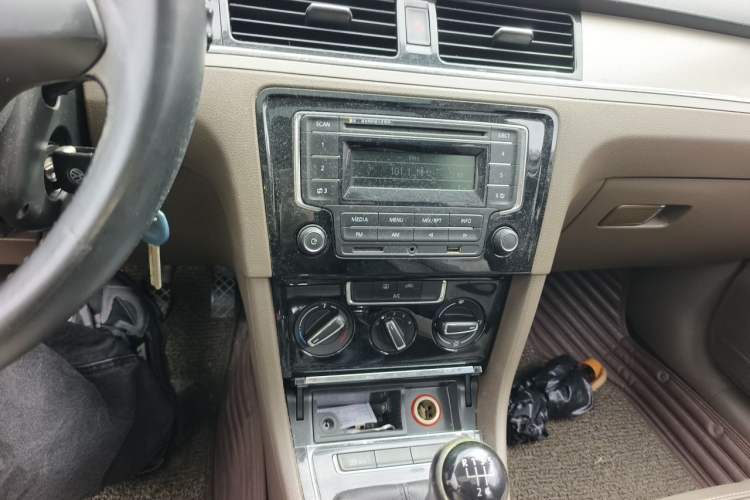 Used Volkswagen Bora 2013 1.6L Manual Comfort Model Audio And AC Panel