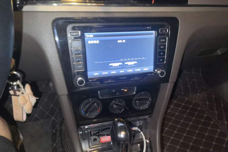 Used Volkswagen Bora 2013 1.6L Automatic Comfort Model Audio And AC Panel