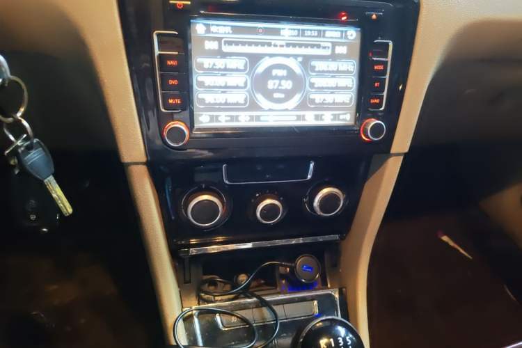 Used Volkswagen Bora 2013 1.6L Manual Comfort Model Audio And AC Panel