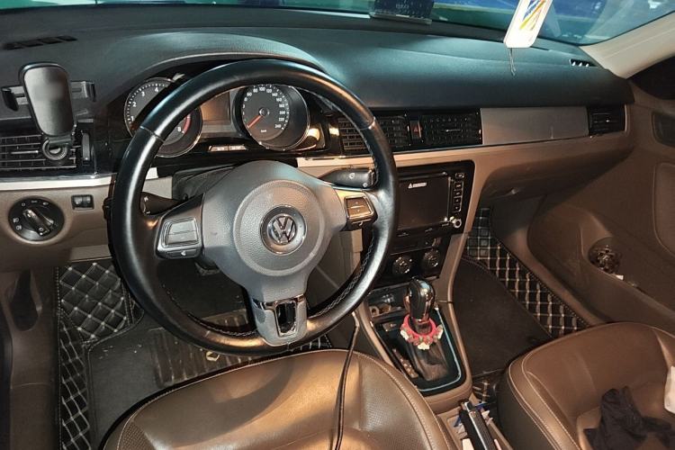 Used Volkswagen Bora 2013 1.6L Automatic Luxury Model Center Console