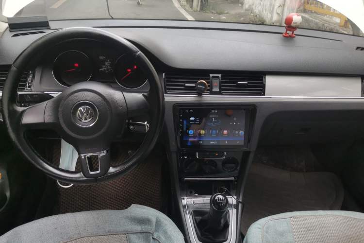 Used Volkswagen Bora 2013 1.6L Manual Fashion Edition Center Console