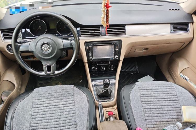 Used Volkswagen Bora 2013 1.6L Manual Comfort Model Center Console
