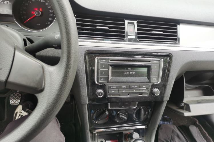 Used Volkswagen Bora 2013 1.6L Manual Fashion Edition Center Console