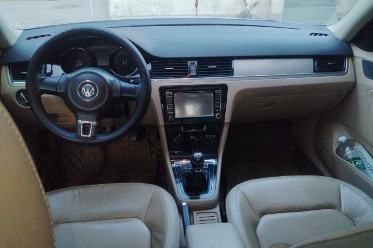 Used Volkswagen Bora 2013 1.6L Manual Comfort Model Center Console