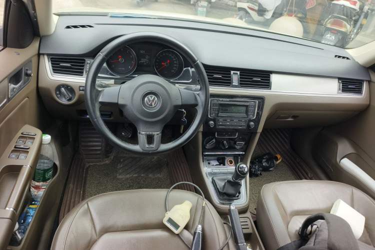 Used Volkswagen Bora 2013 1.6L Manual Comfort Model Center Console