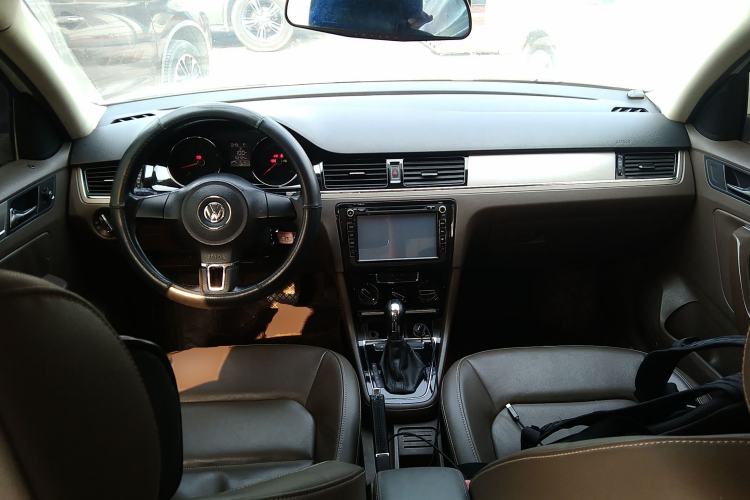 Used Volkswagen Bora 2013 1.6L Automatic Comfort Model Center Console