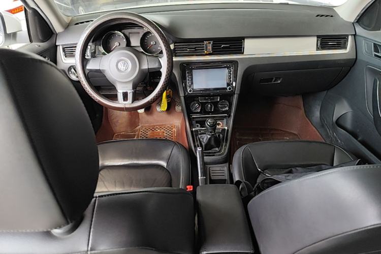 Used Volkswagen Bora 2013 1.6L Manual Comfort Model Center Console