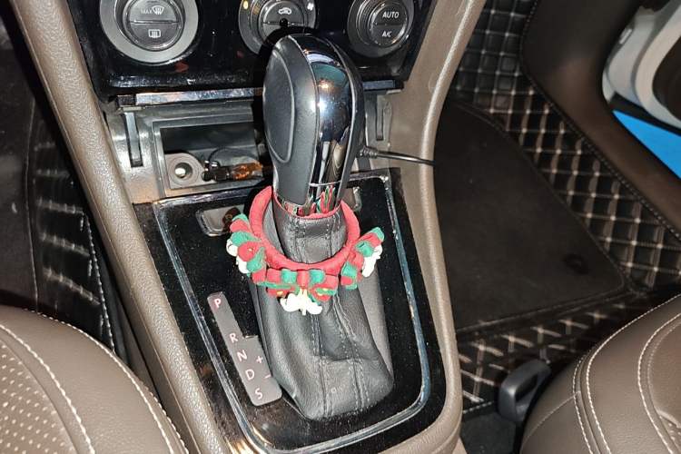 Used Volkswagen Bora 2013 1.6L Automatic Luxury Model Gear Lever