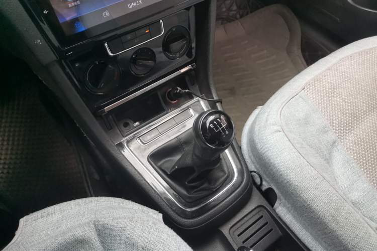 Used Volkswagen Bora 2013 1.6L Manual Fashion Edition Gear Lever