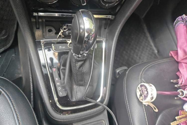 Used Volkswagen Bora 2013 1.6L Automatic Comfort Model Gear Lever