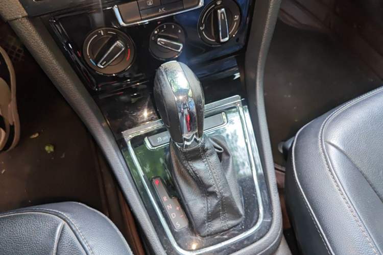 Used Volkswagen Bora 2013 1.6L Automatic Comfort Model Gear Lever