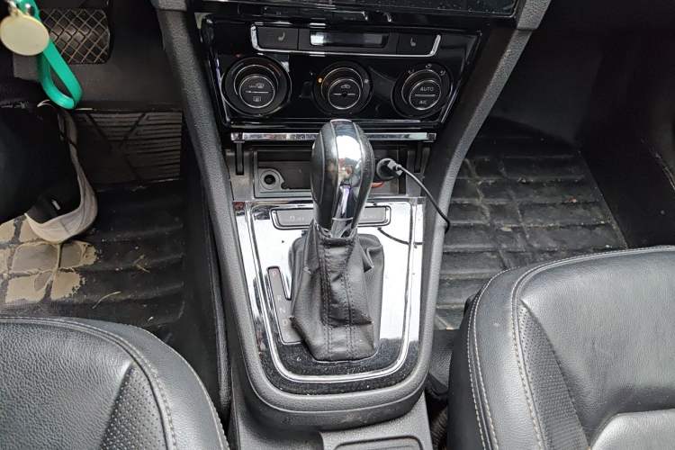 Used Volkswagen Bora 2013 1.6L Automatic Luxury Model Gear Lever