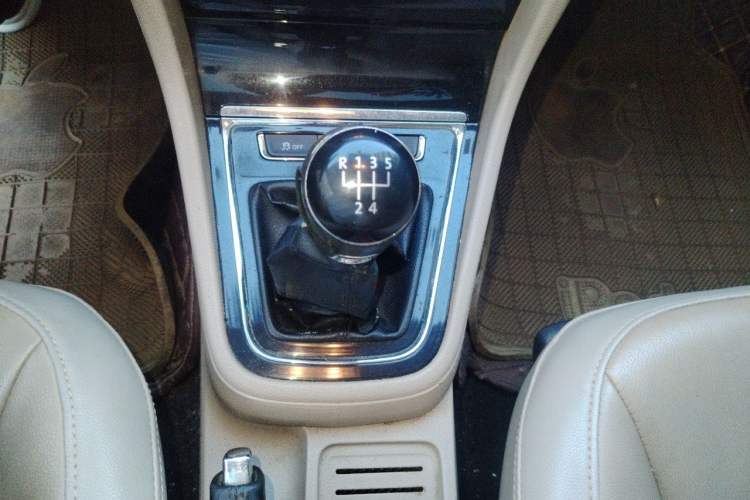 Used Volkswagen Bora 2013 1.6L Manual Comfort Model Gear Lever