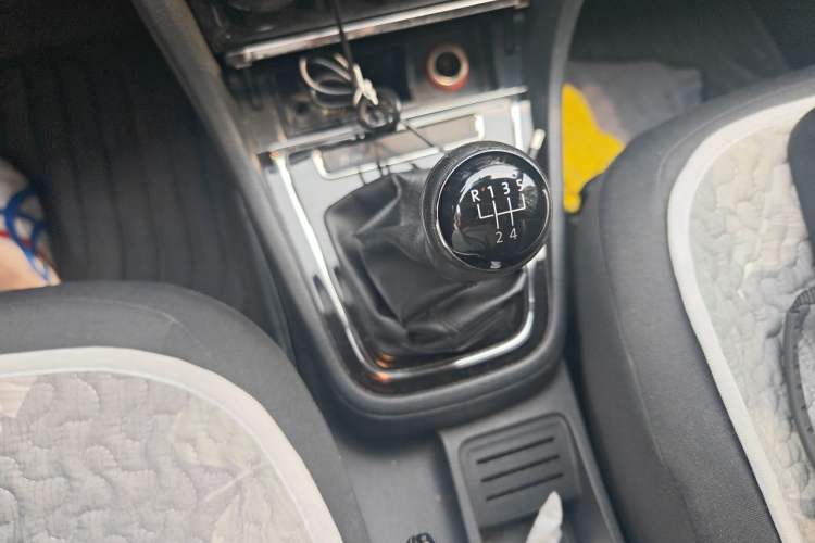 Used Volkswagen Bora 2013 1.6L Manual Fashion Edition Gear Lever