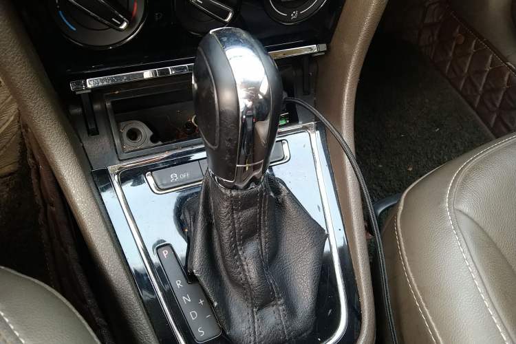 Used Volkswagen Bora 2013 1.6L Automatic Comfort Model Gear Lever