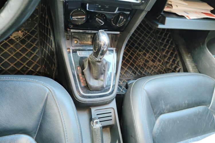 Used Volkswagen Bora 2013 1.6L Automatic Comfort Model Gear Lever
