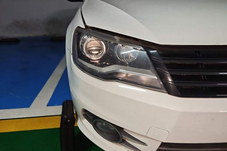 Used Volkswagen Bora 2013 1.6L Automatic Luxury Model Right Front Headlight
