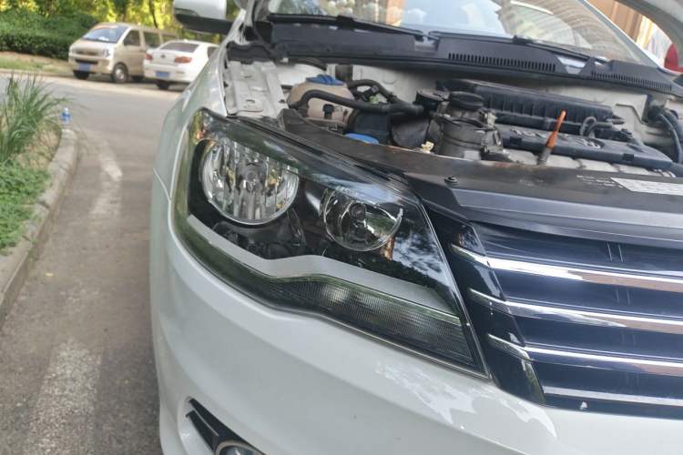 Used Volkswagen Bora 2013 1.6L Automatic Comfort Model Right Front Headlight