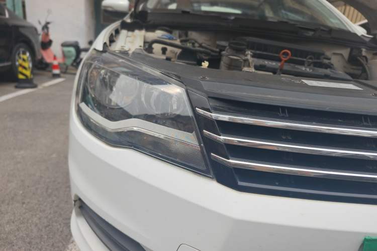 Used Volkswagen Bora 2013 1.6L Manual Fashion Edition Right Front Headlight