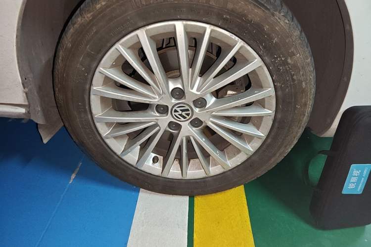 Used Volkswagen Bora 2013 1.6L Automatic Luxury Model Right Front Wheel Hub
