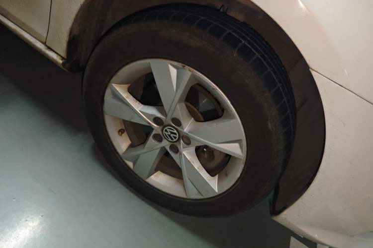 Used Volkswagen Bora 2013 1.6L Manual Comfort Model Right Front Wheel Hub