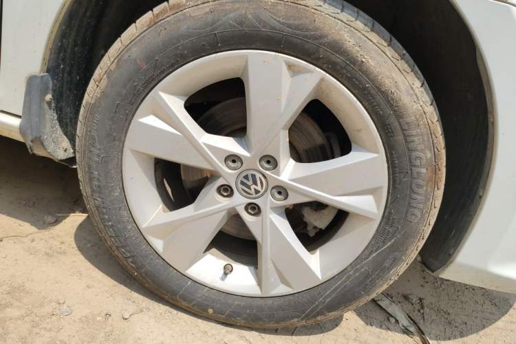 Used Volkswagen Bora 2013 1.6L Manual Comfort Model Right Front Wheel Hub