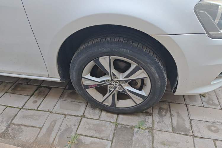 Used Volkswagen Bora 2013 1.6L Manual Comfort Model Right Front Wheel Hub