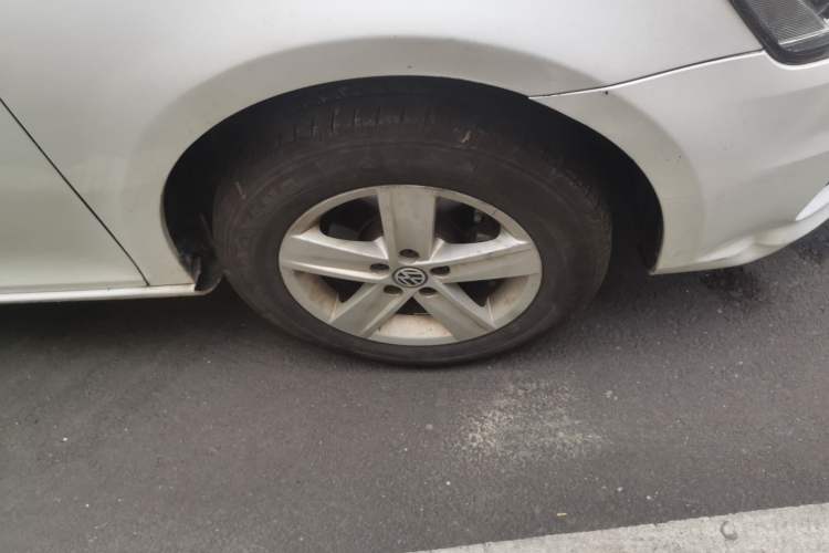 Used Volkswagen Bora 2013 1.6L Manual Fashion Edition Right Front Wheel Hub