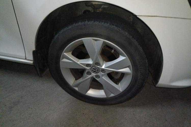 Used Volkswagen Bora 2013 1.6L Manual Comfort Model Right Front Wheel Hub