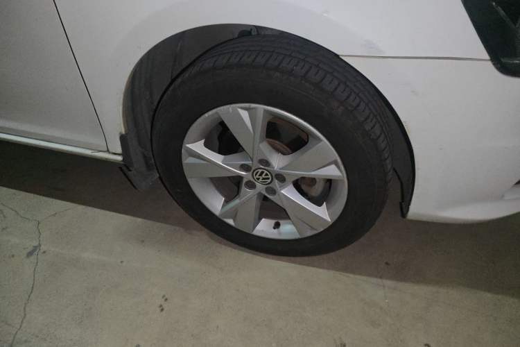 Used Volkswagen Bora 2013 1.6L Automatic Comfort Model Right Front Wheel Hub