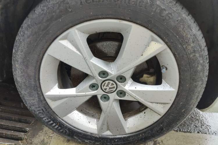 Used Volkswagen Bora 2013 1.6L Automatic Comfort Model Right Front Wheel Hub
