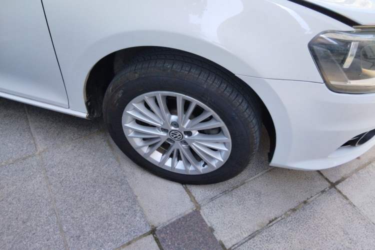 Used Volkswagen Bora 2013 1.4T Automatic Luxury Model Right Front Wheel Hub