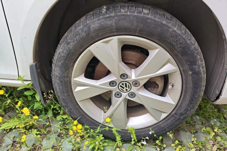 Used Volkswagen Bora 2013 1.6L Manual Comfort Model Right Front Wheel Hub