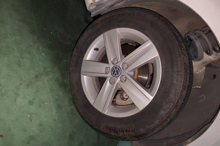 Used Volkswagen Bora 2013 1.6L Automatic Fashion Model Right Front Wheel Hub