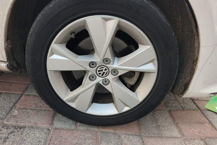 Used Volkswagen Bora 2013 1.6L Automatic Comfort Model Right Front Wheel Hub