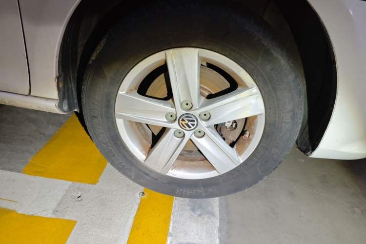 Used Volkswagen Bora 2013 1.6L Automatic Fashion Model Right Front Wheel Hub