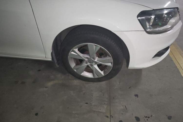 Used Volkswagen Bora 2013 1.6L Automatic Comfort Model Right Front Wheel Hub