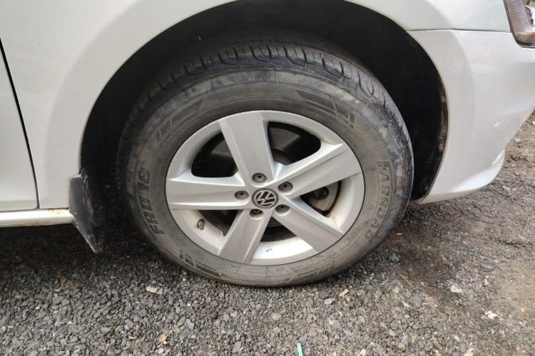 Used Volkswagen Bora 2013 1.6L Automatic Fashion Model Right Front Wheel Hub