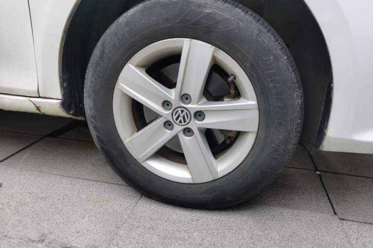 Used Volkswagen Bora 2013 1.6L Manual Fashion Edition Right Front Wheel Hub