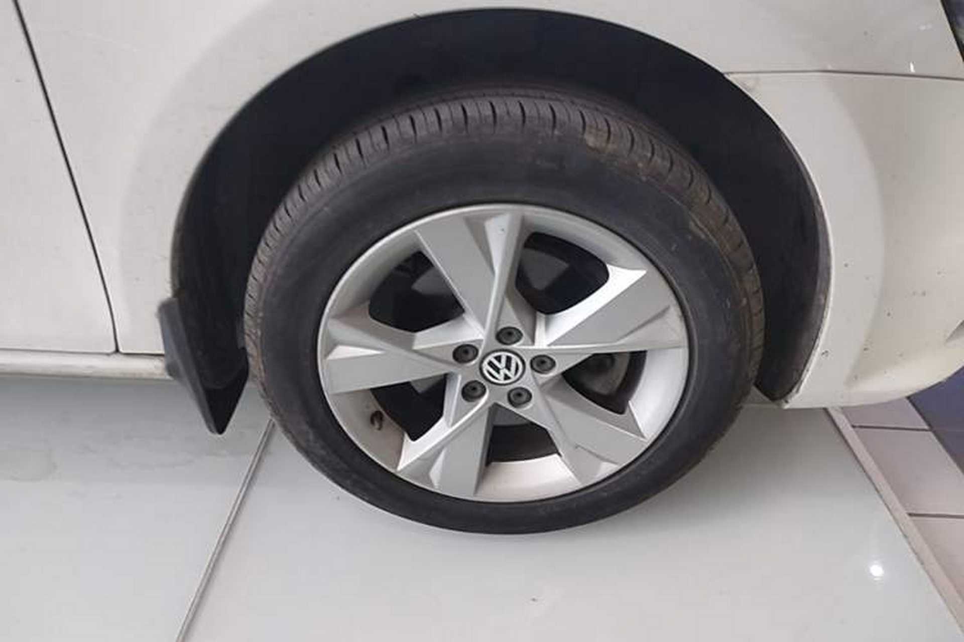 Used Volkswagen Bora 2013 1.6L Manual Comfort Model Right Front Wheel Hub