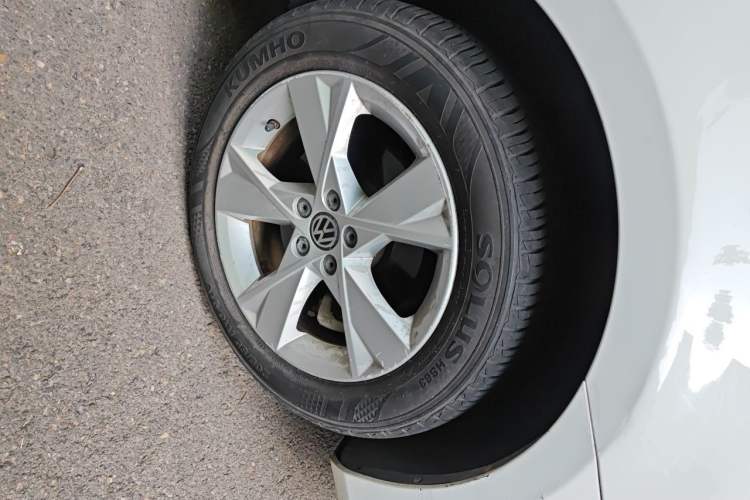 Used Volkswagen Bora 2013 1.6L Automatic Comfort Model Right Front Wheel Hub
