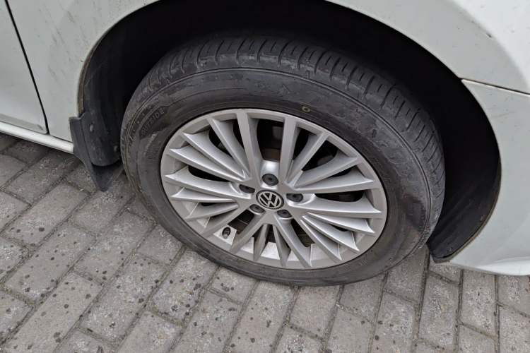 Used Volkswagen Bora 2013 1.6L Automatic Luxury Model Right Front Wheel Hub