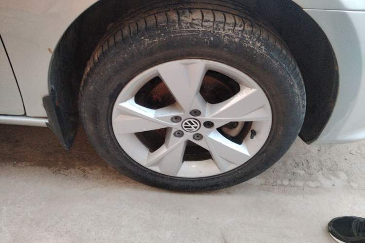Used Volkswagen Bora 2013 1.6L Manual Comfort Model Right Front Wheel Hub