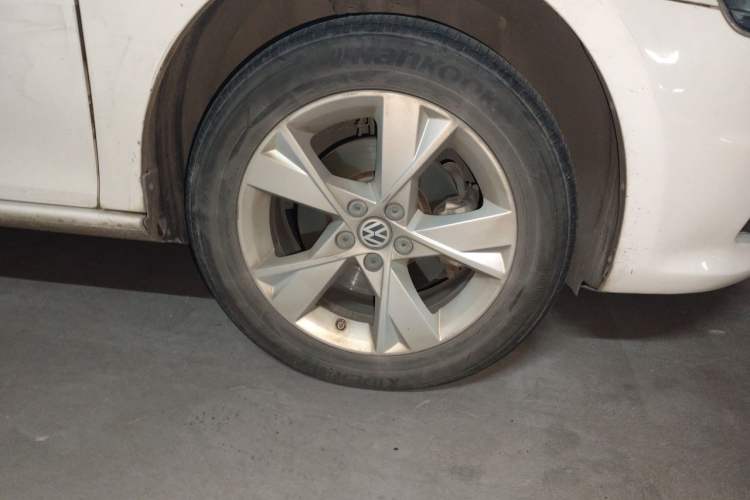 Used Volkswagen Bora 2013 1.6L Automatic Comfort Model Right Front Wheel Hub