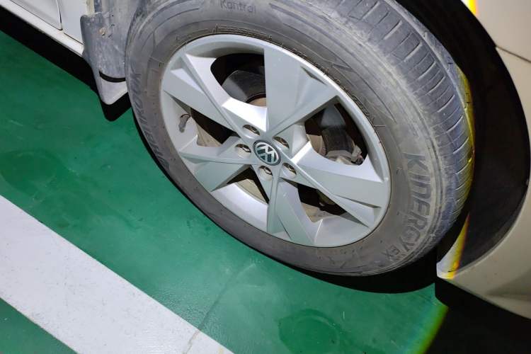 Used Volkswagen Bora 2013 1.6L Manual Comfort Model Right Front Wheel Hub