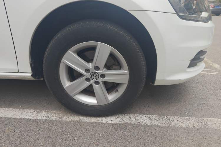 Used Volkswagen Bora 2013 1.6L Manual Fashion Edition Right Front Wheel Hub