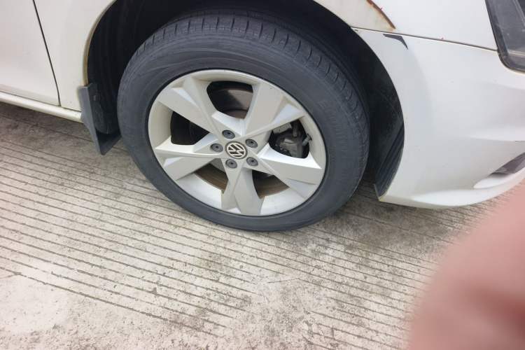 Used Volkswagen Bora 2013 1.6L Manual Comfort Model Right Front Wheel Hub